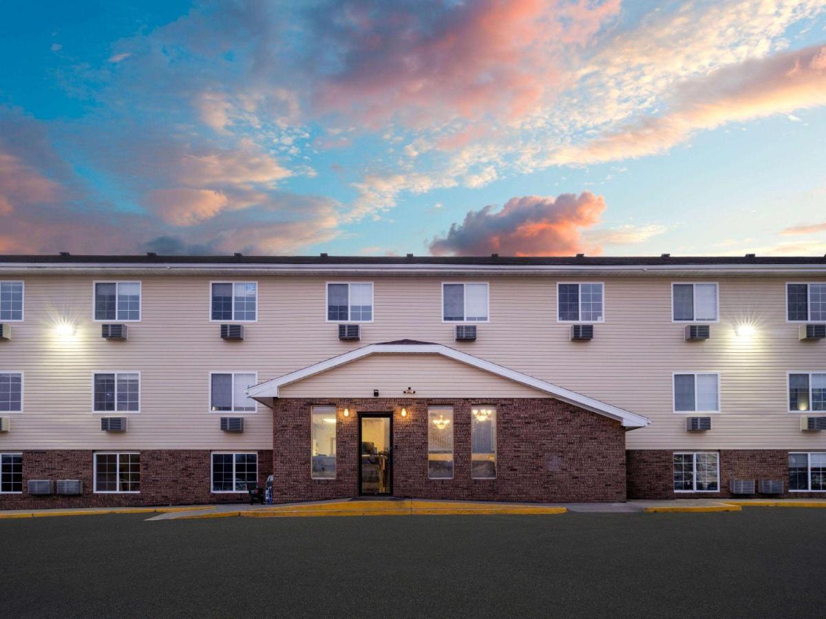 Super 8 By Wyndham Clinton Exterior foto