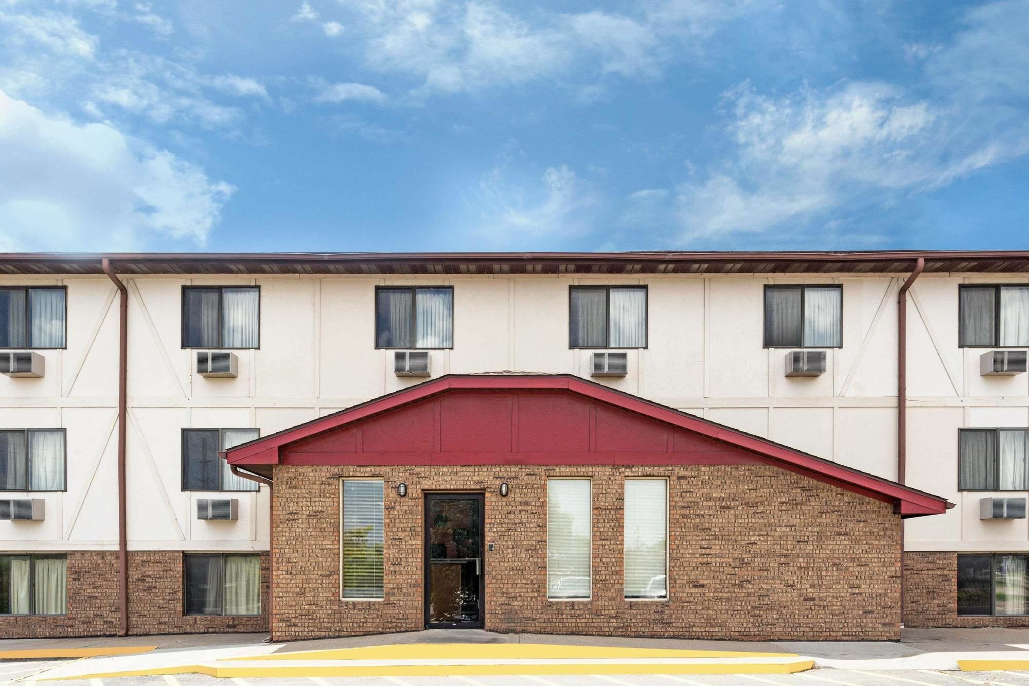 Super 8 By Wyndham Clinton Exterior foto